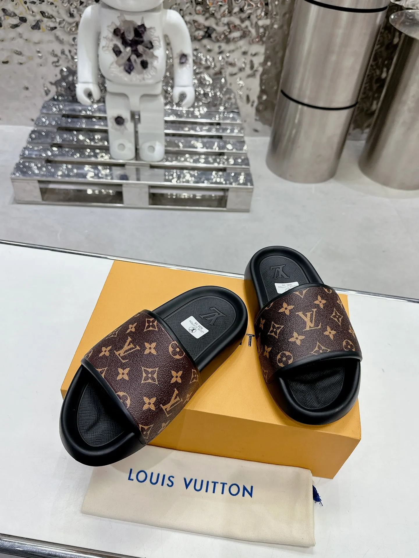 [L Home] P: 300💰 ▪️Shoe size: Women's 35-40 Men's 38-46▪️Packaging: Counter top quality~original packaging 𝟐𝟎𝟐3 New embossed slippers at Louis Vuitton counters, lv monogram embossed slippers, Waterfront sandals are back, the upper buckle is embossed with lv's iconic Monogram pattern. Made of waterproof rubber with a comfortable and resilient insole. The lightweight, flexible outsole is embossed with the Louis Vuitton logo. ▪️Fabric: Original molded rubber foam surface ▪️Technology: embossed logo ▪️Sole: Original molded rubber foam outsole ▪️Sole thickness: 3CM.